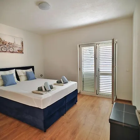 Apartment Bole & Ive *